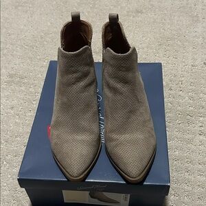 Universal Thread Taupe Perforated Booties